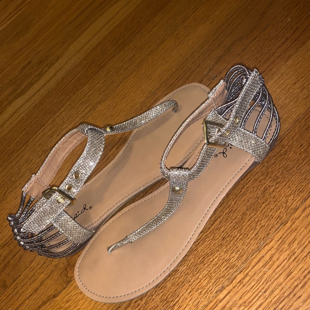Strap sandals